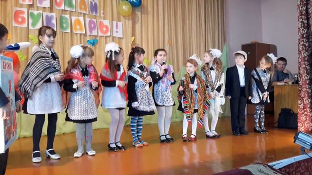 Девочки поют частушки