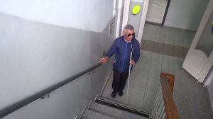 Подъём по лестнице с использованием трости