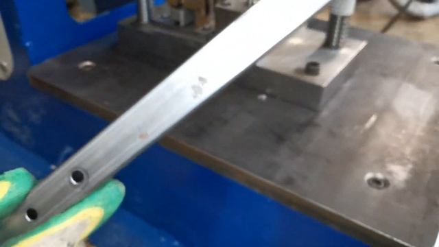 Пробивка отверстий в профиле 25х25х1,2 на электромеханическом прессе смотреть онлайн