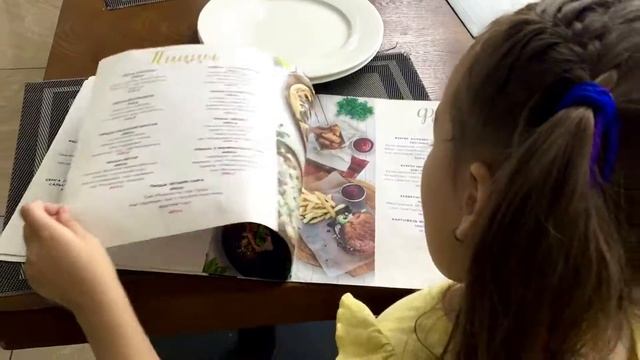 бассейн с шариками / выходной в развлекательном центре / детские развлечения смотреть онлайн