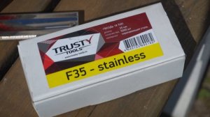 Монтаж лобовой доски в 2 руки. Как эти кривые доски прибить к другим кривым стропилам РОВНО?