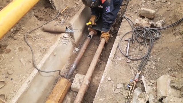 Варим ввод в дом.Сварка теплосети. Заделка стыка в ППУ. Изолирование труб.
