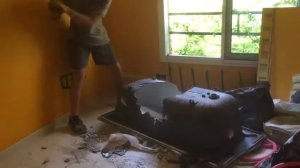 Как сломать чугунную ванну молотком