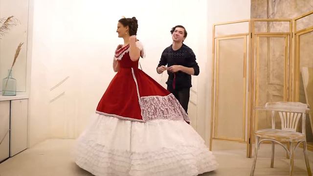 Переодевание в бальное платье 1865 года смотреть онлайн
