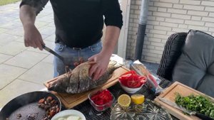 РЫБА НА УГЛЯХ ЖАРЕНЫЙ САЗАН НА ГРИЛЕ