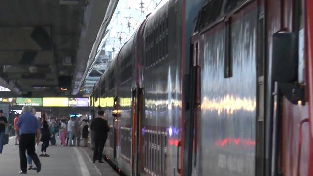 Грушинский экспресс из Санкт-Петербурга в Тольятти под "Олимпом" ЭП20 - 020.Проводницы в новой форм смотреть онлайн