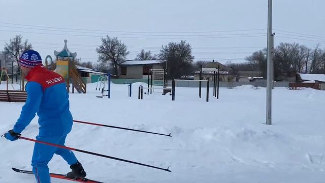 Тренировка конькового хода по ледяной лыжне, на лыжах TISA RACE CAP SKATING смотреть онлайн