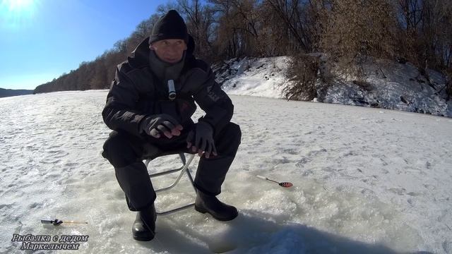 Вода прёт. КАЛУЖСКИЙ ШАРИК ловит. Рыбалка на ОКЕ в конце февраля 2022.