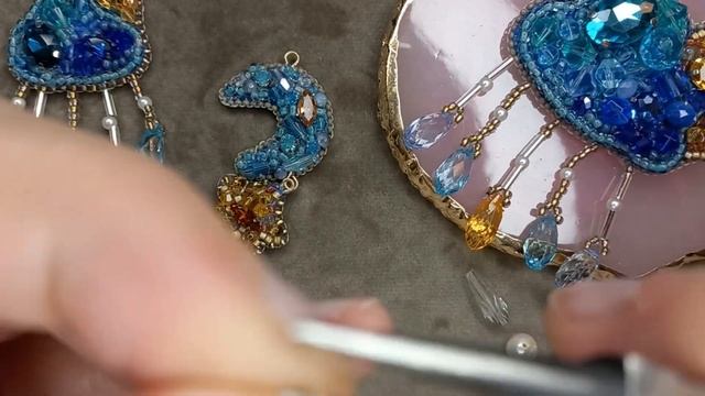 Видеоурок: Яркие серьги из бисера и бусин для любого образа! | МК 2ч смотреть онлайн