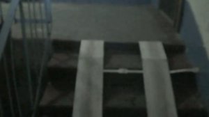 Складной пандус в подъезде для детской коляски