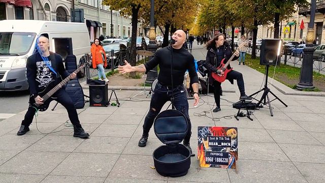 Кино - "Кукушка", песню исполняют уличные музыканты на Невском проспекте в Санкт-Петербурге...