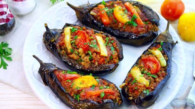 Остро-пряные сочные лодочки.
БАКЛАЖАНЫ, ФАРШИРОВАННЫЕ МЯСОМ