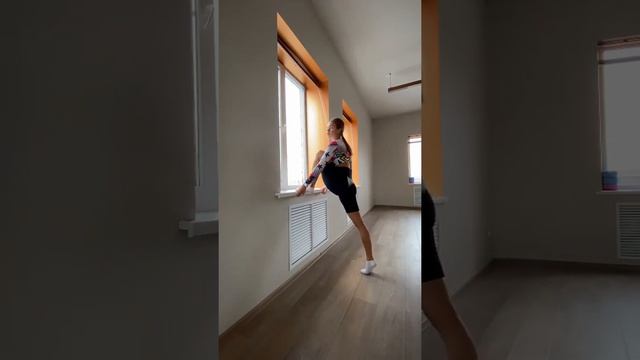 ВЕРТИКАЛЬНЫЙ ПРОДОЛЬНЫЙ ШПАГАТ ♥️ ⠀
