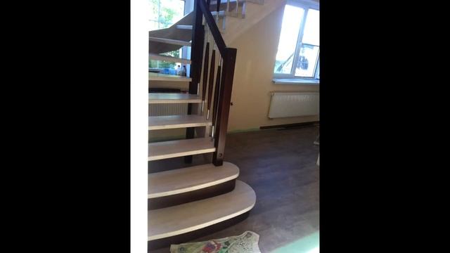 Деревянная лестница из массива на заказ в Минске от ExMassiv.by смотреть онлайн