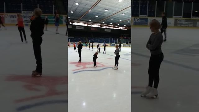 Наша первая тренировка на коньках! смотреть онлайн