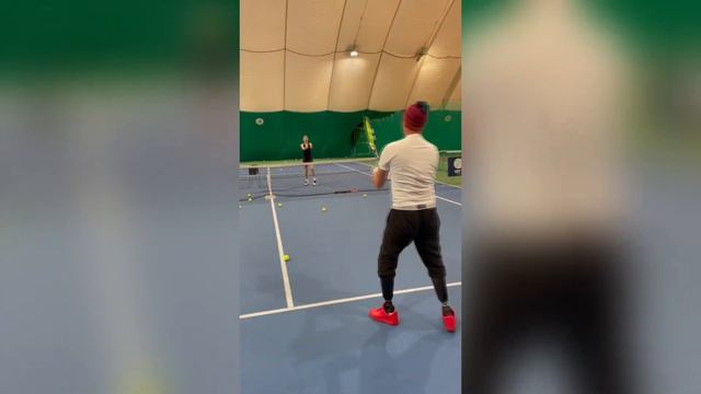 Роман Костомаров осваивает большой теннис смотреть онлайн