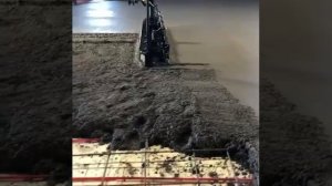 Процесс выравнивания бетонного пола.