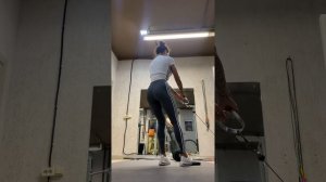 Присед на одной ноге в блочном тренажере (тренировка ягодиц)