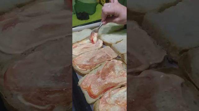 ГОРЯЧИЕ БУТЕРБРОДЫ в духовке хлеб колбаса сыр кетчуп майонез помидор?ПОСТАВЬ?❤❤❤ смотреть онлайн