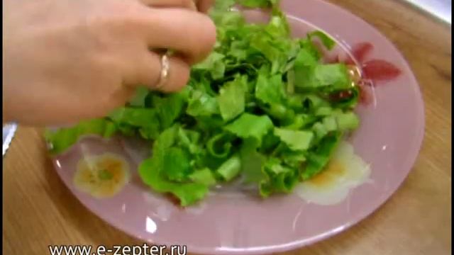 Фитнесс салат с перепелиными яйцами и бальзамическим соусом - видно рецепт смотреть онлайн