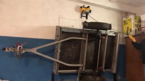 Опрокидыватель прицепа к стене