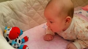 Ребенок 2 месяца. Улыбается игрушке. Child 2 months smiles toy