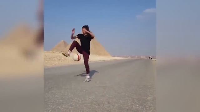 Женский фристайл! Что они творят с мячом!