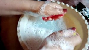 АСМР намыливаю мыло Банное в воде Звуки воды постукивания Звуки мягкой губки Жмякаю мыло и губку