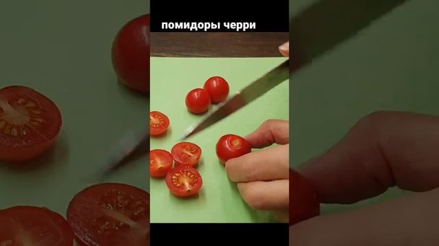 Праздничная закуска (канапе) с колбасой и черри на чипсах #Shorts