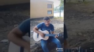 Слепой гитарист Леха поет песню - песни под гитару