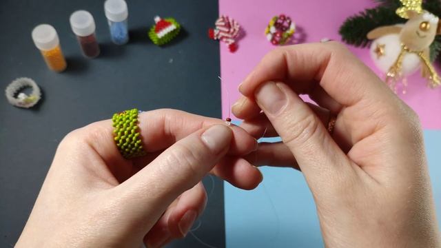 Кольцо со снеговичком из бисера в технике крестик / Новогодние украшения из бисера