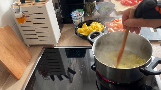 Берлин. Вкуснейший рыбный суп из лосося со сливками. Не суп, а песня) смотреть онлайн