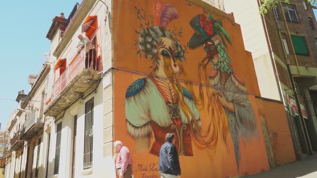 Стрит-арт художница Miss Van. Барселона, 2016. смотреть онлайн