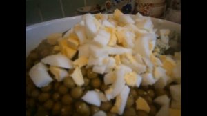 САЛАТ ИЗ ПЕКИНСКОЙ КАПУСТЫ С ГОРОШКОМ, КОПЧЕНОЙ КОЛБАСОЙ И ТД. ОООООЧЕНЬ ВКУСНО!!!!