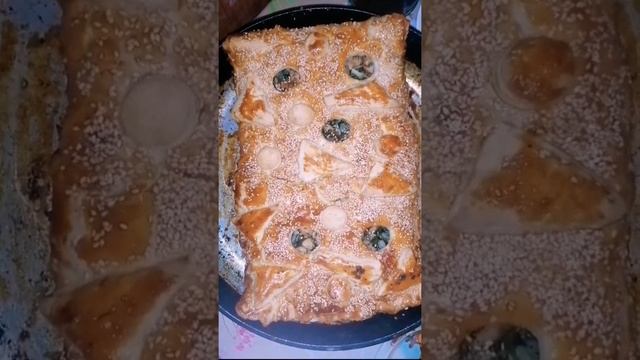 слоёный пирог с курицей луком и зеленью. ваш повар комнатный ? обнял приподнял на место поставил ?