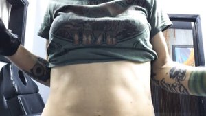 How to change your belly button piercing jewelry yourself. Simple, clean and convenient.