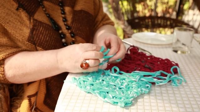 Как связать квадратный или прямоугольный коврик из тряпок без крючка и спиц смотреть онлайн