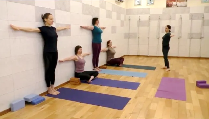 Женский класс йоги|Занятия йогой дома