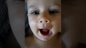 Тролль рычит. Смеется и шутит над мамой. Маленькая девочка боится щекотки.