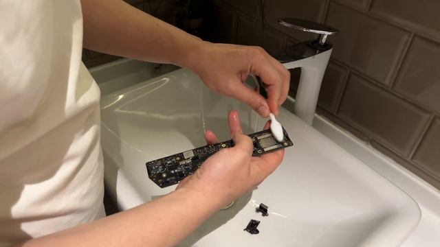 Залили водой MacBook Air 13 A2337 2020 не ожил ? смотреть онлайн