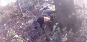 🔴Русские бойцы рискуя собой, вытаскивают с поля боя раненого украинца🔴