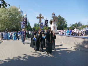 А́нгели, вхожде́ние Пречи́стыя зря́ще, удиви́шася, ка́ко Де́ва вни́де во свята́я святы́х.mp4