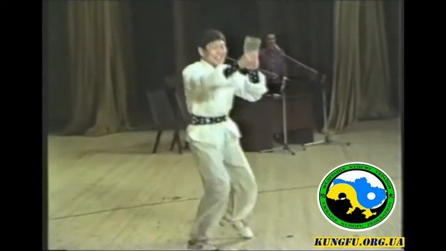 Невероятно. Человек vs камень. Мастер высокого цигун Чен Ван Пэн 1992г, Киев,федерация КУНГФУ 3 смотреть онлайн