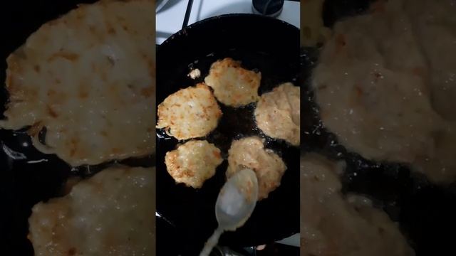 Куриные котлетки с помидором и сыром. Просто объеденье! смотреть онлайн