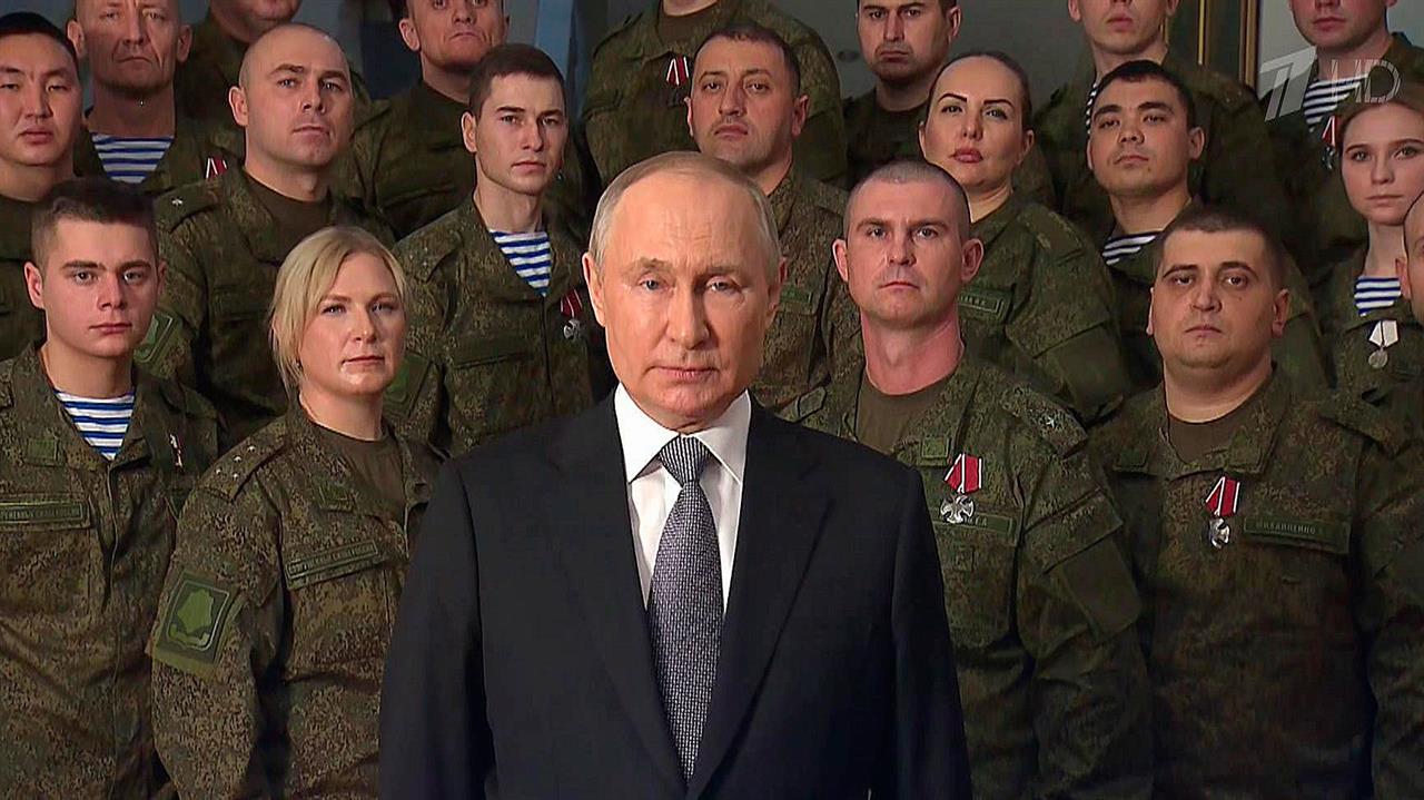 Президент на фоне военных