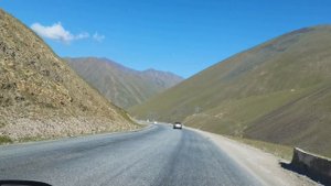 Дорога по перевалу к Токтогульскому водохранилищу.