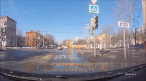 Куда она поехала? Затуп на красный.  ДТП в Москве