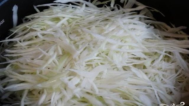Тушеная капуста со свининой в мультиварке Поларис