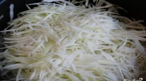 Тушеная капуста со свининой в мультиварке Поларис