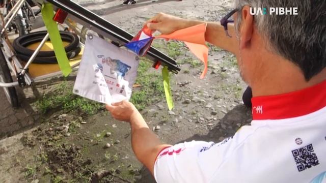 Веломандрівник Ліонель Серра їде з Франції до Китаю на велосипеді з сонячними панелями смотреть онлайн